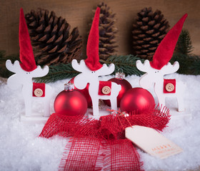 Rentiere mit Tannenzapfen und Christbaumkugeln
