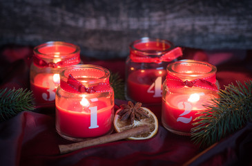 Advents-Deko mit drei brennenden Kerzen