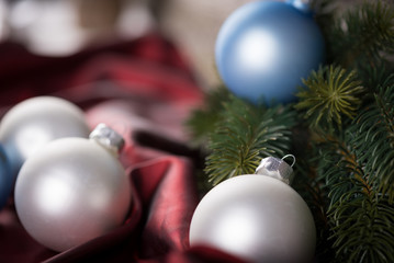 Christbaumkugeln auf Satin drapiert