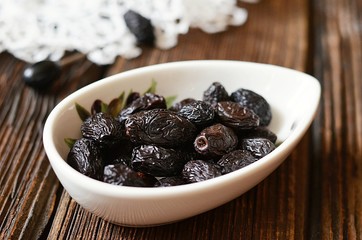 Sun-dried olives