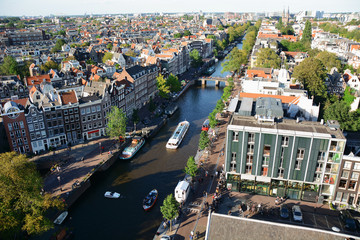 Blick auf Gracht, Häuser und Anne-Frank-Haus in Amsterdam