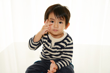 ピースポーズの男の子