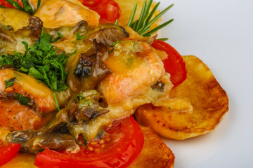 Roasted salmon with potato and tomato