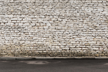 Hintergrund Natursteinmauer mit weißem Anstrich in hoher Auflösung