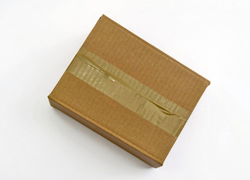 braunes Paket mit Klebeband