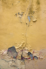 Wall with degraded plaster