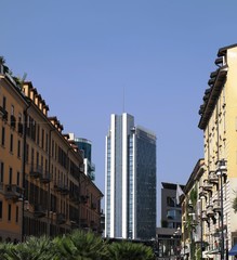 Via di Milano con grattacielo