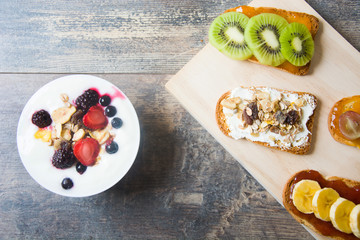 Natural yogurt with fresh berries, toast with fruit and cereals