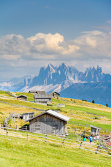 Fototapeta premium Wandern auf der Villandrer Alm mit Geislergruppe