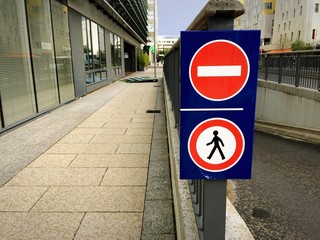 panneau sens interdit dans une rue piétonne