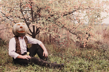 Naklejka premium halloween men with pumpkin head