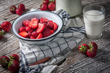 Strawberries with sugar .