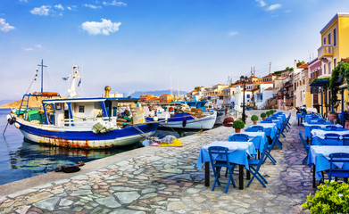 Naklejka premium tradycyjna grecka seria - wyspa Chalki ze starymi łodziami i tawernami