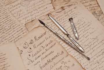 Antichi documenti manoscritti, pennino, apri lettere e il timbro