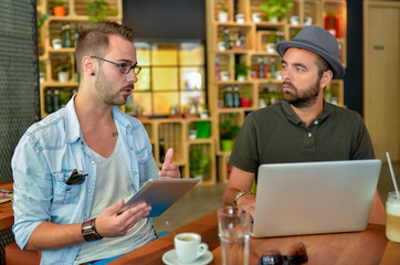 Obraz premium Casual meeting in a Cafe