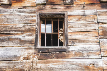 Obraz na płótnie Canvas broken window of an old house