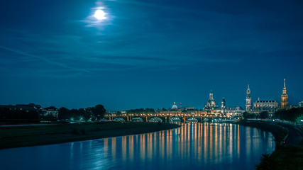 Dresden bei Vollmond