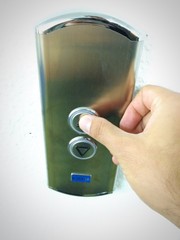 un doigt qui appelle l'ascenseur