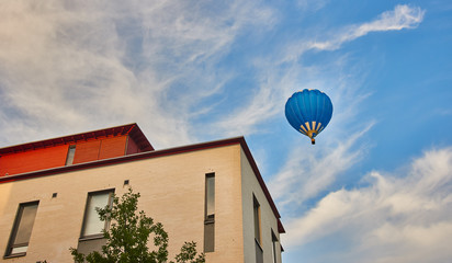 Fototapeta na wymiar Hot air balloon on blue sky