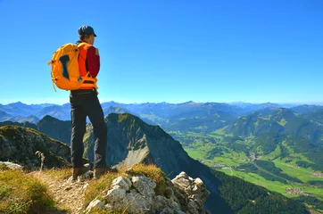Papier Peint photo autocollant Alpinisme Alpinistes au sommet avec vue