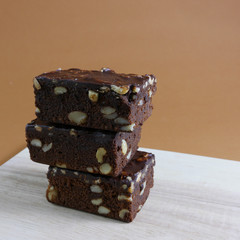 Delicious chocolate brownie cakes on chopping board on brown background. (#2)