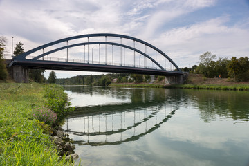Fototapeta na wymiar Brücke spiegelt sich im Wasser