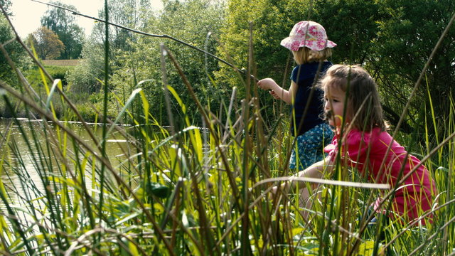 Zwei kleine M&auml;dchen angeln gemeinsam am Teich - Teil 2