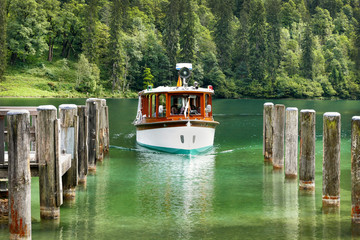 Fototapeta na wymiar Elektroboot auf dem Königssee - Berchtesgaden