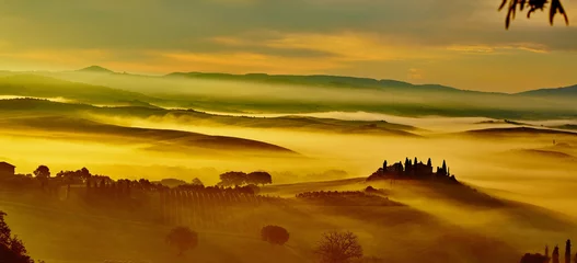 Fotobehang Schilderachtig Toscaans landschapspanorama met glooiende heuvels en oogst © ZoomTeam