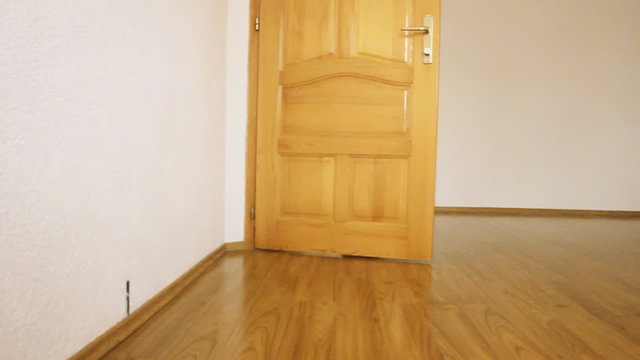 offene holzt&uuml;re im neuen zimmer