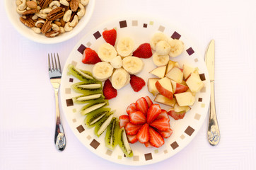 Frits on a plate with nuts in bowl