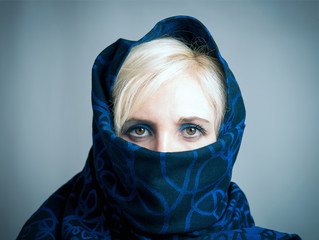 Naklejka premium Blonde girl in a blue-black paranzhe