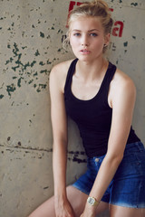Naklejka premium Woman in jeans shorts and black shirt.