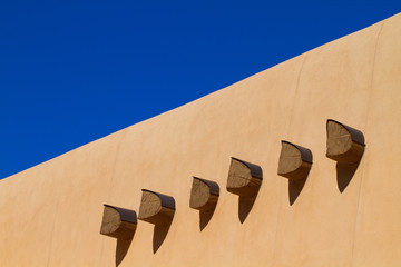 Naklejka premium Vigas and adobe walls are Pueblo Revival building elements seen in Santa Fe, New Mexico