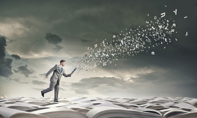 Obraz premium Reading on the run