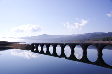 水面に現れた眼鏡　Tausyubetsu bridge