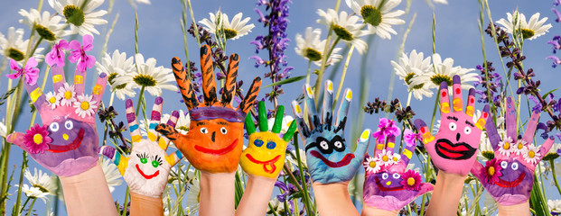 Glücklich sein: Hände spielender Kinder vor Blumenwiese :)