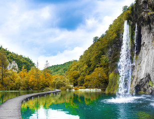 Obrazy  wodospad w jesiennym lesie górskim