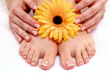 Obraz na płótnie Canvas Beautiful feet with perfect spa french nail pedicure