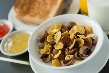 Crispy cereal grains, many prefer to eat a healthy breakfast.