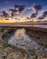 Fototapeta premium nubes,amanecer,charco,mar,agua,erosión,piedras,azul,naranja