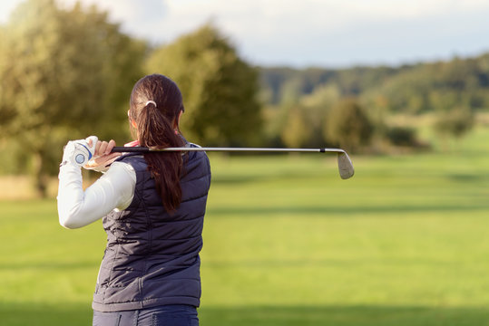 Golfer schl&auml;gt einen Golfball mit Blick auf Fairway
