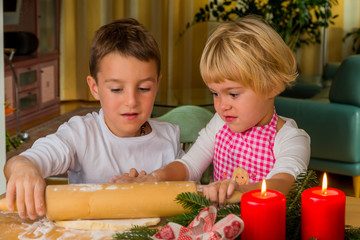 Kinder backen Kekse zu Weihnachten