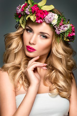 Beautiful woman with flowers in hair - 91996462