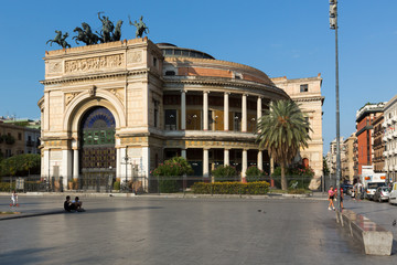 Fototapeta premium PALERMO (Włochy) - Teatr Politeama