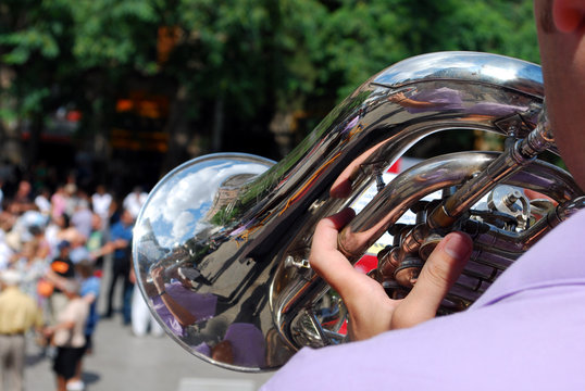 Banda Musicale in Barcellona durante una festa popolare.