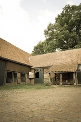 Naklejka premium Alte Scheune im Innenhof eines Bauernhofes im Artland