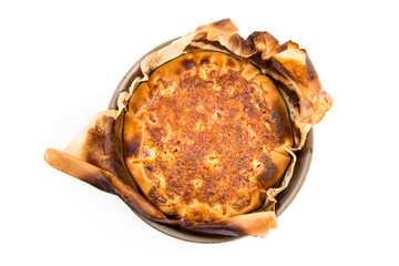 Torta salata quiche nella teglia isolata su sfondo bianco