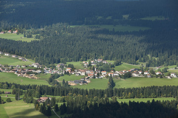 Fototapeta na wymiar Juralandschaft, Sicht vom Chasseron Richtung Frankreich mit dem Dorf La Côte-aux-Fées (CH) im Val de Travers, Neuenburg, Schweiz