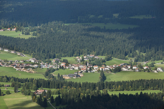 Juralandschaft, Sicht vom Chasseron Richtung Frankreich mit dem Dorf La C&ocirc;te-aux-F&eacute;es (CH) im Val de Travers, Neuenburg, Schweiz